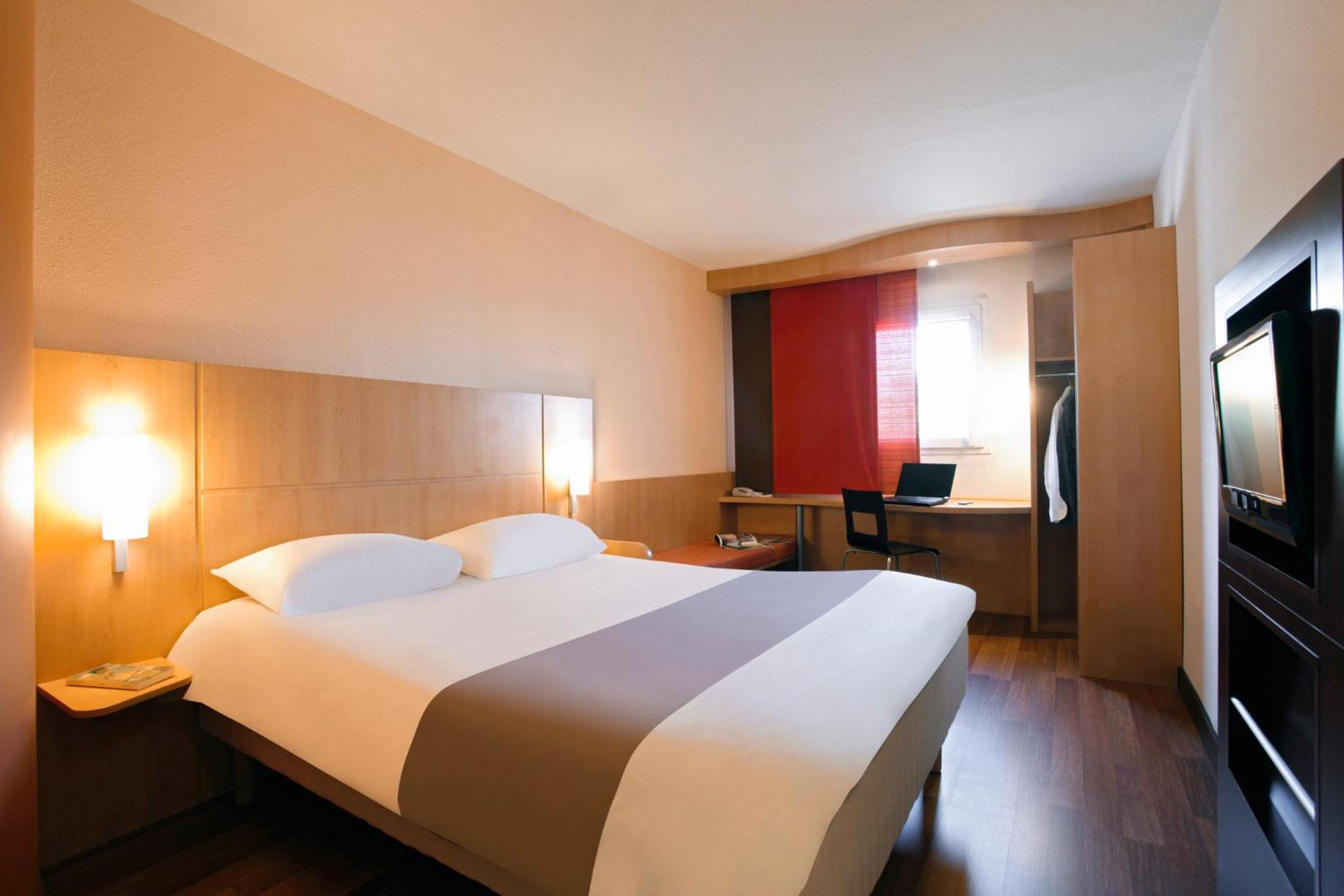 Отель Ibis Manosque Cadarache Экстерьер фото