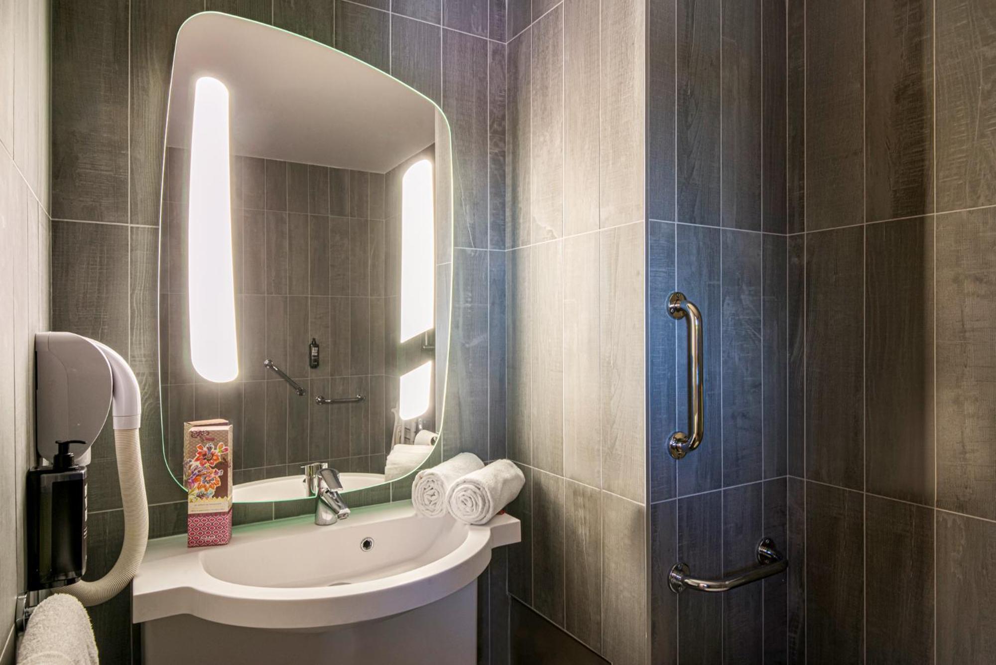 Отель Ibis Manosque Cadarache Экстерьер фото