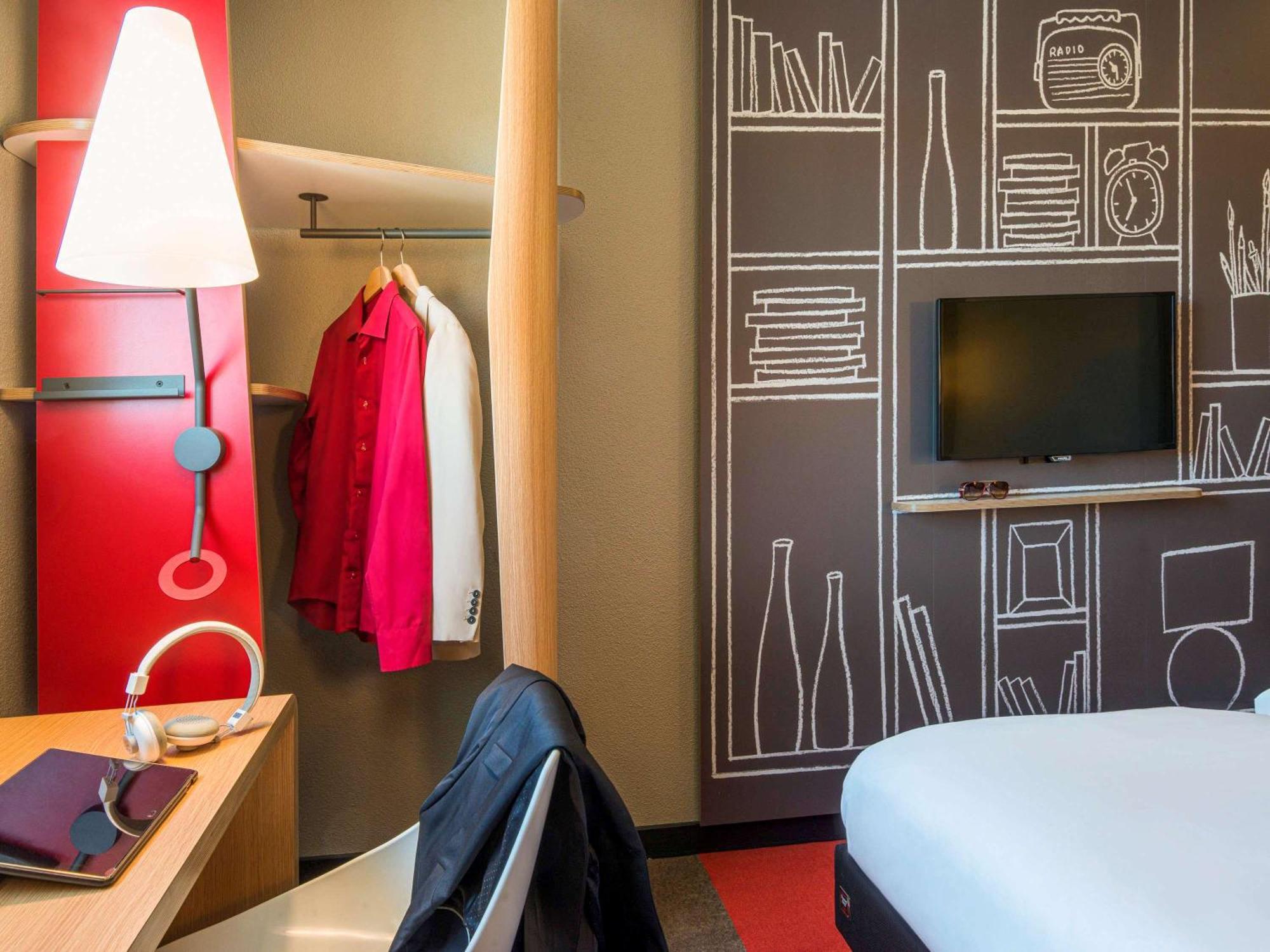Отель Ibis Manosque Cadarache Экстерьер фото
