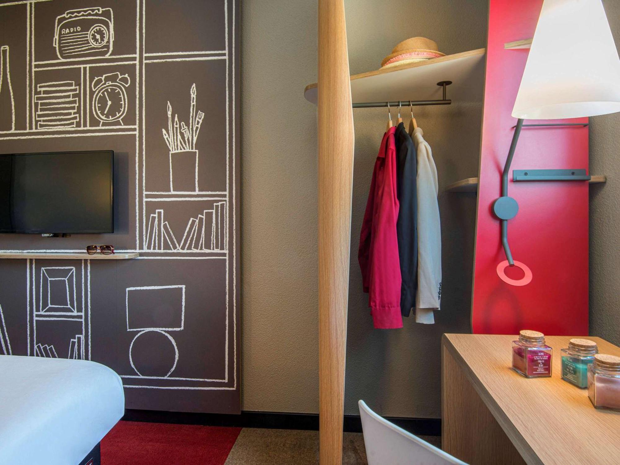 Отель Ibis Manosque Cadarache Экстерьер фото