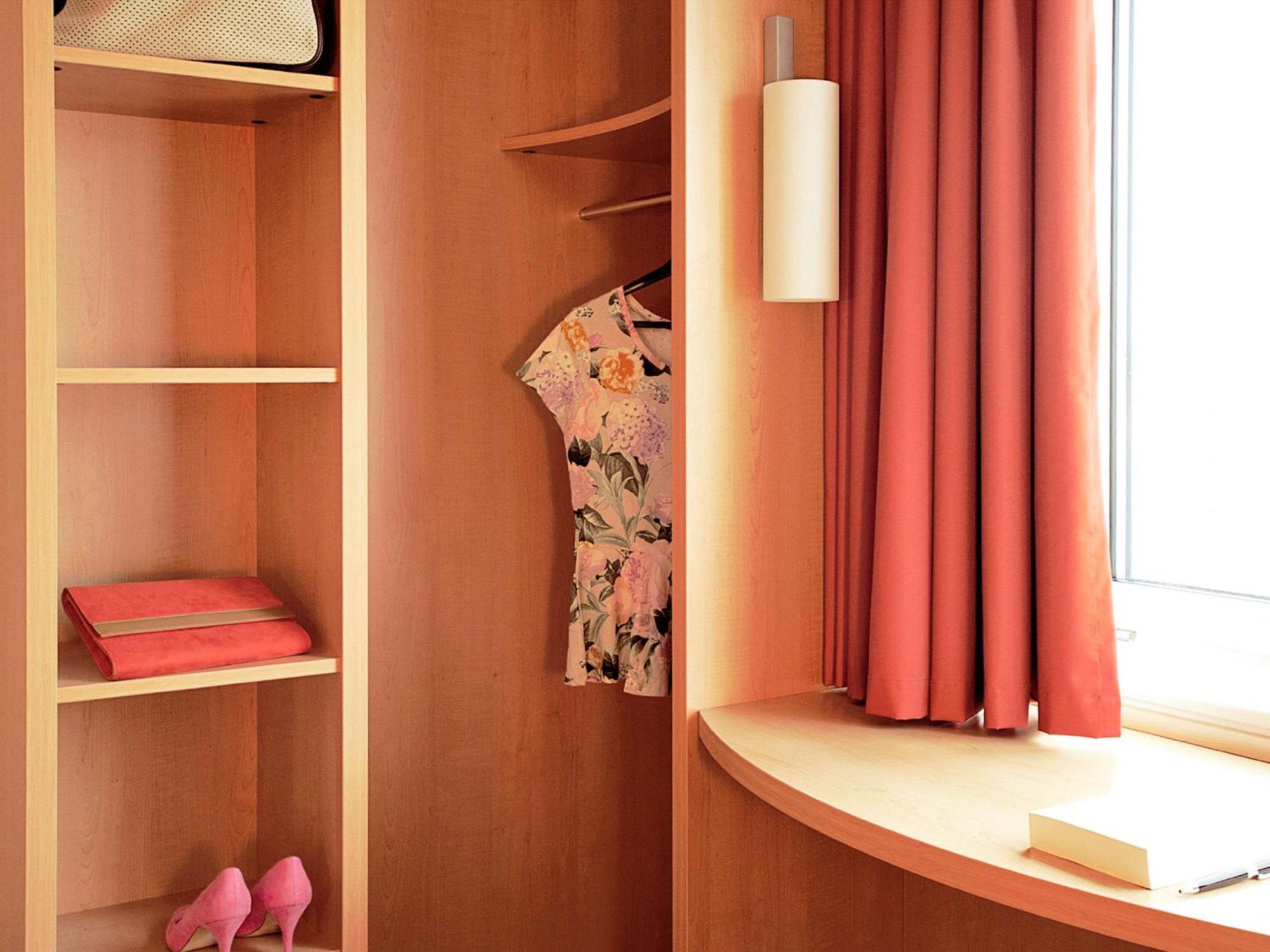 Отель Ibis Manosque Cadarache Экстерьер фото