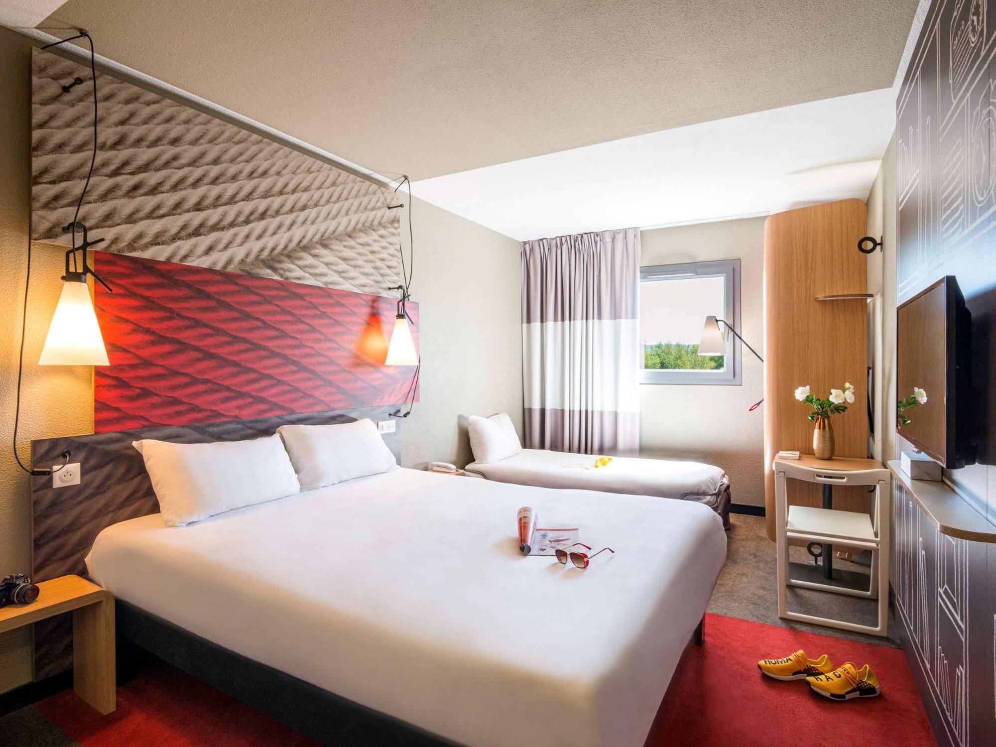 Отель Ibis Manosque Cadarache Экстерьер фото
