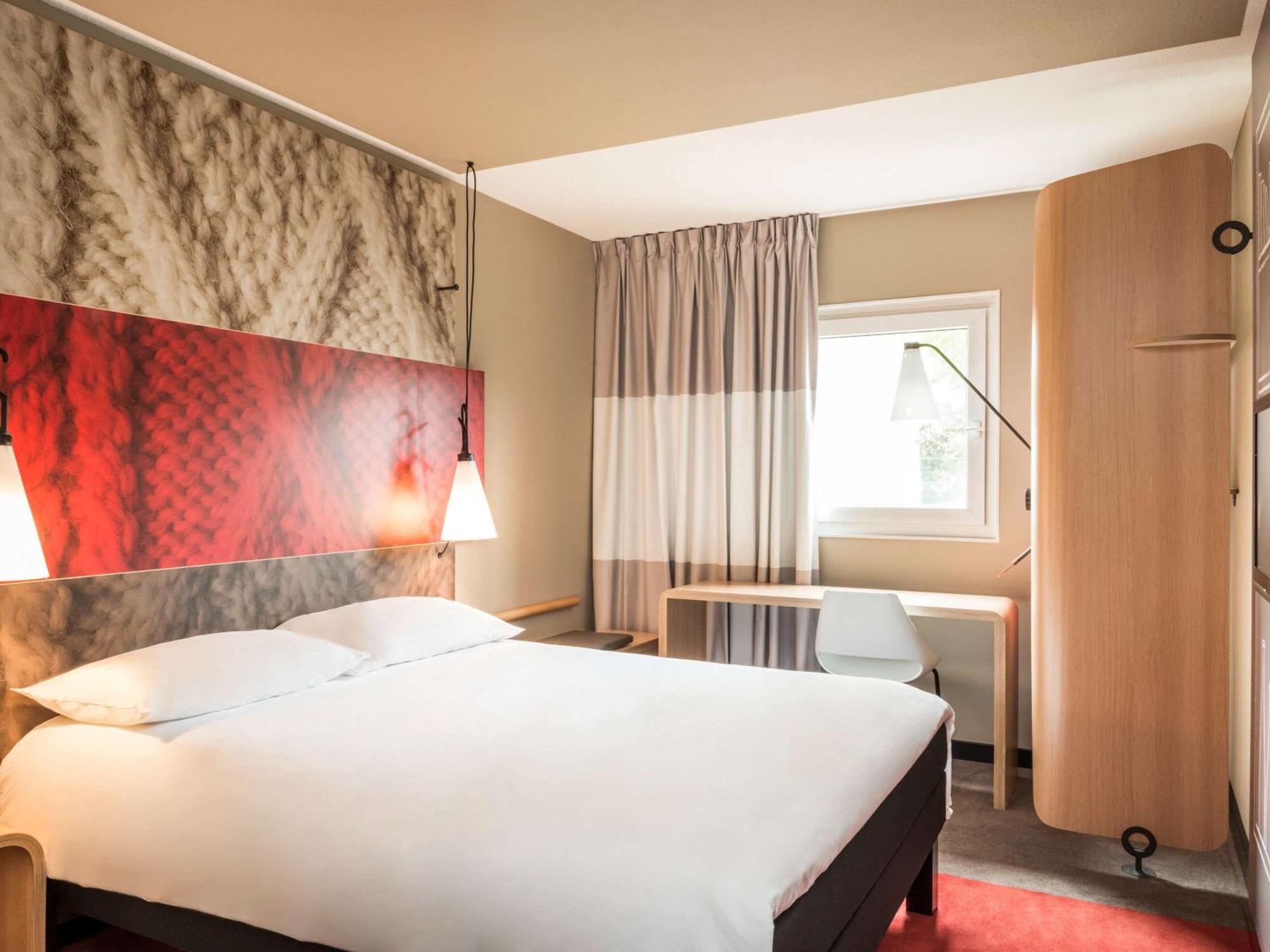 Отель Ibis Manosque Cadarache Экстерьер фото