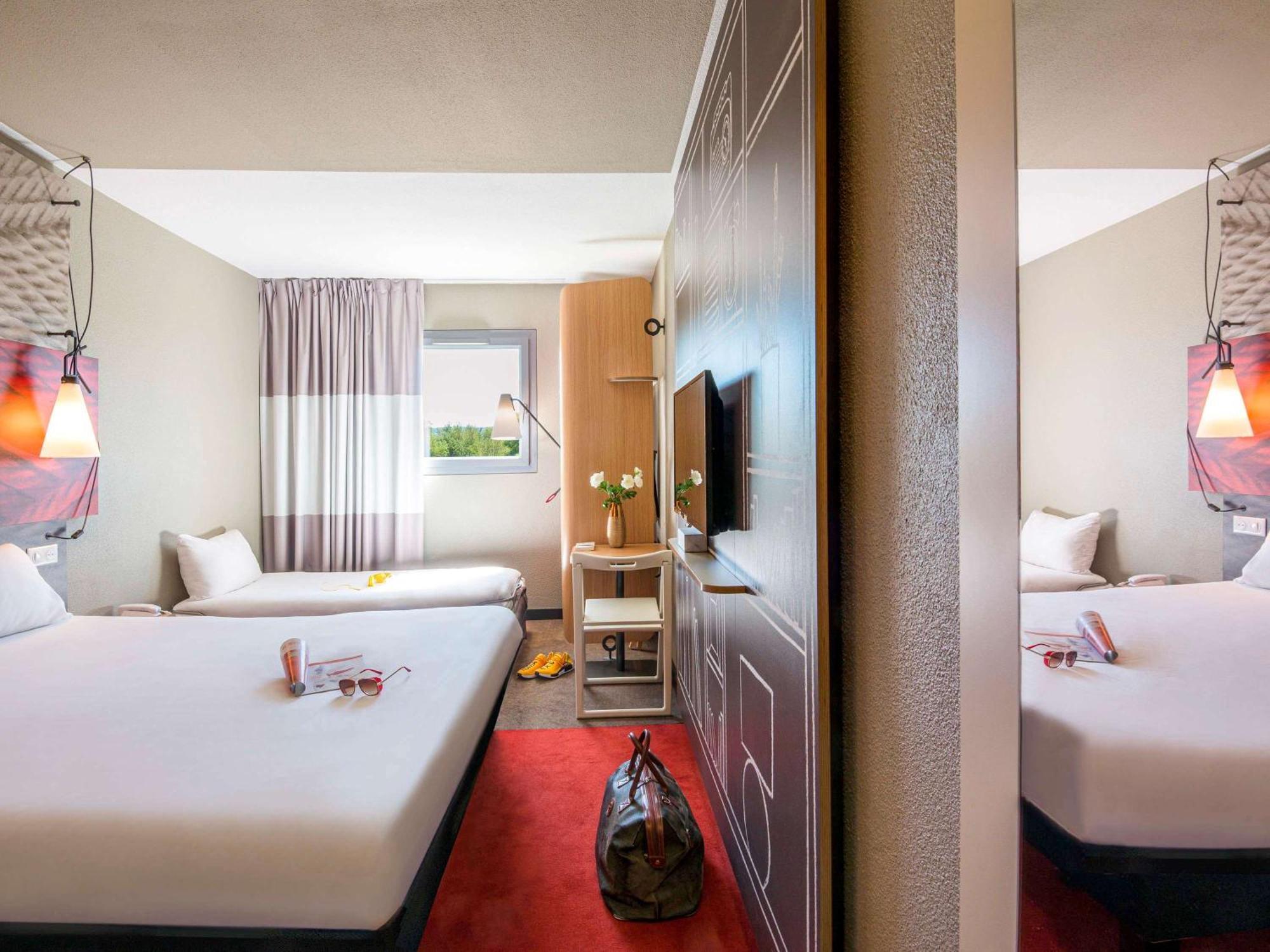 Отель Ibis Manosque Cadarache Экстерьер фото