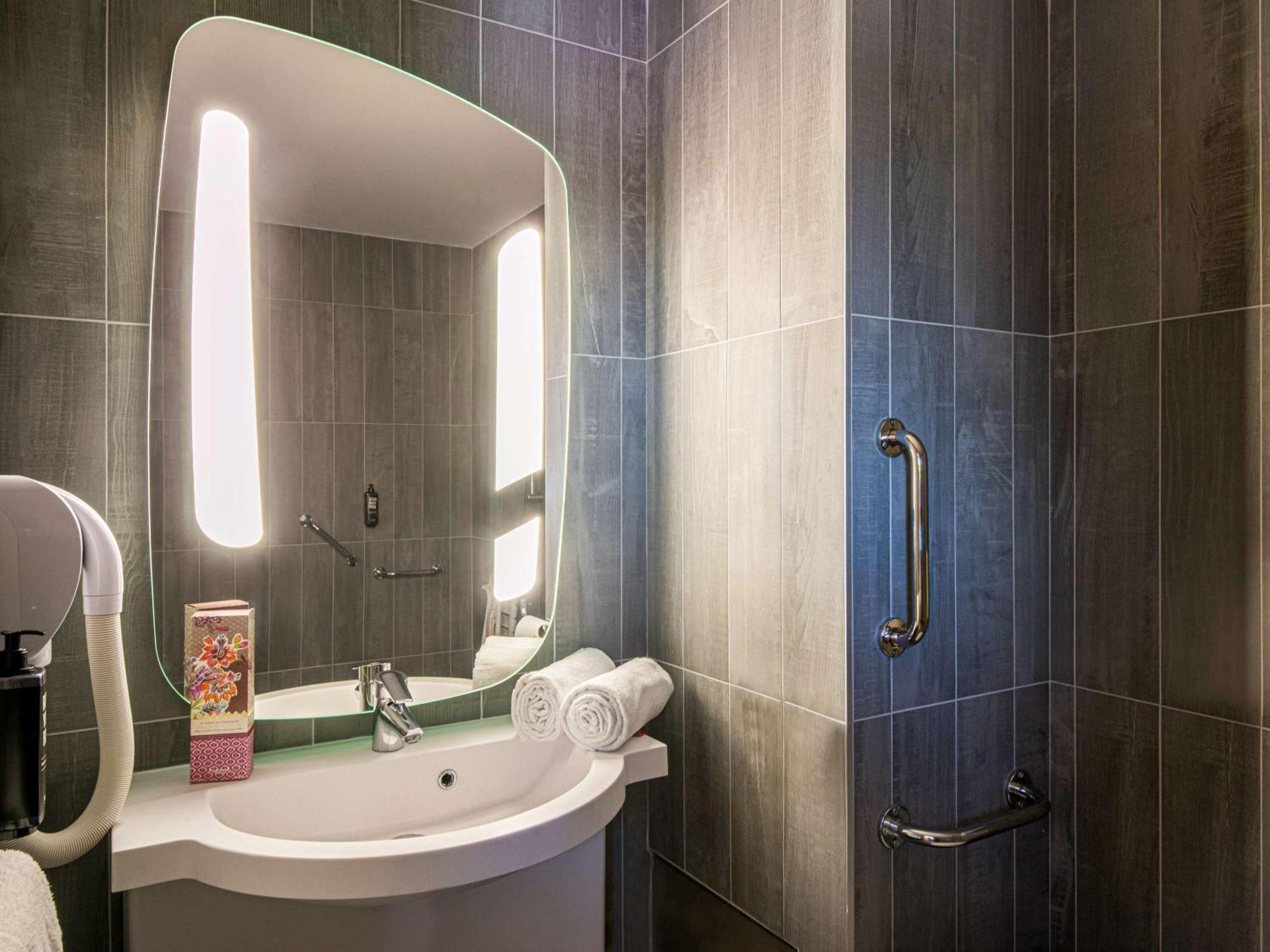 Отель Ibis Manosque Cadarache Экстерьер фото