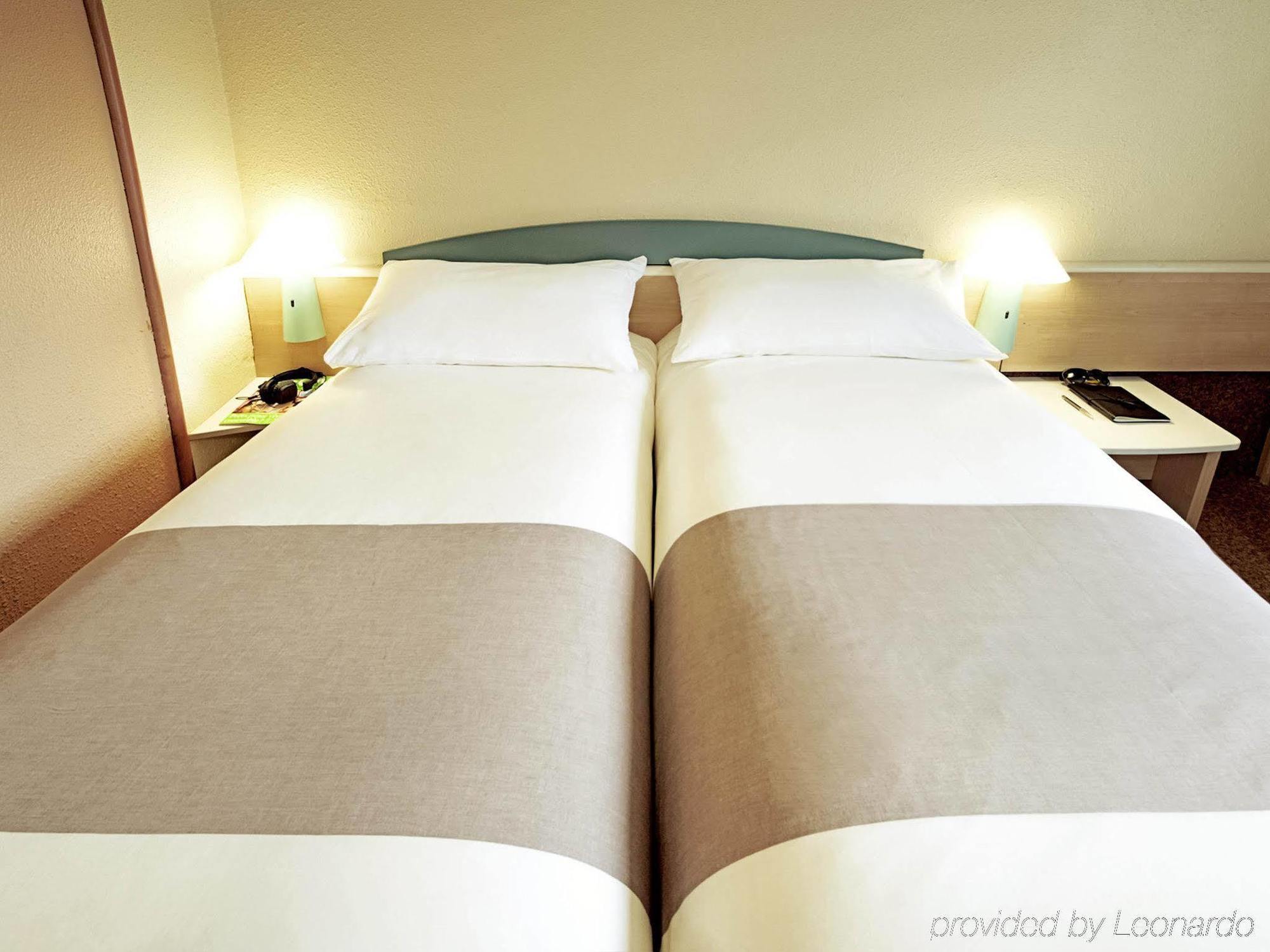 Отель Ibis Manosque Cadarache Экстерьер фото