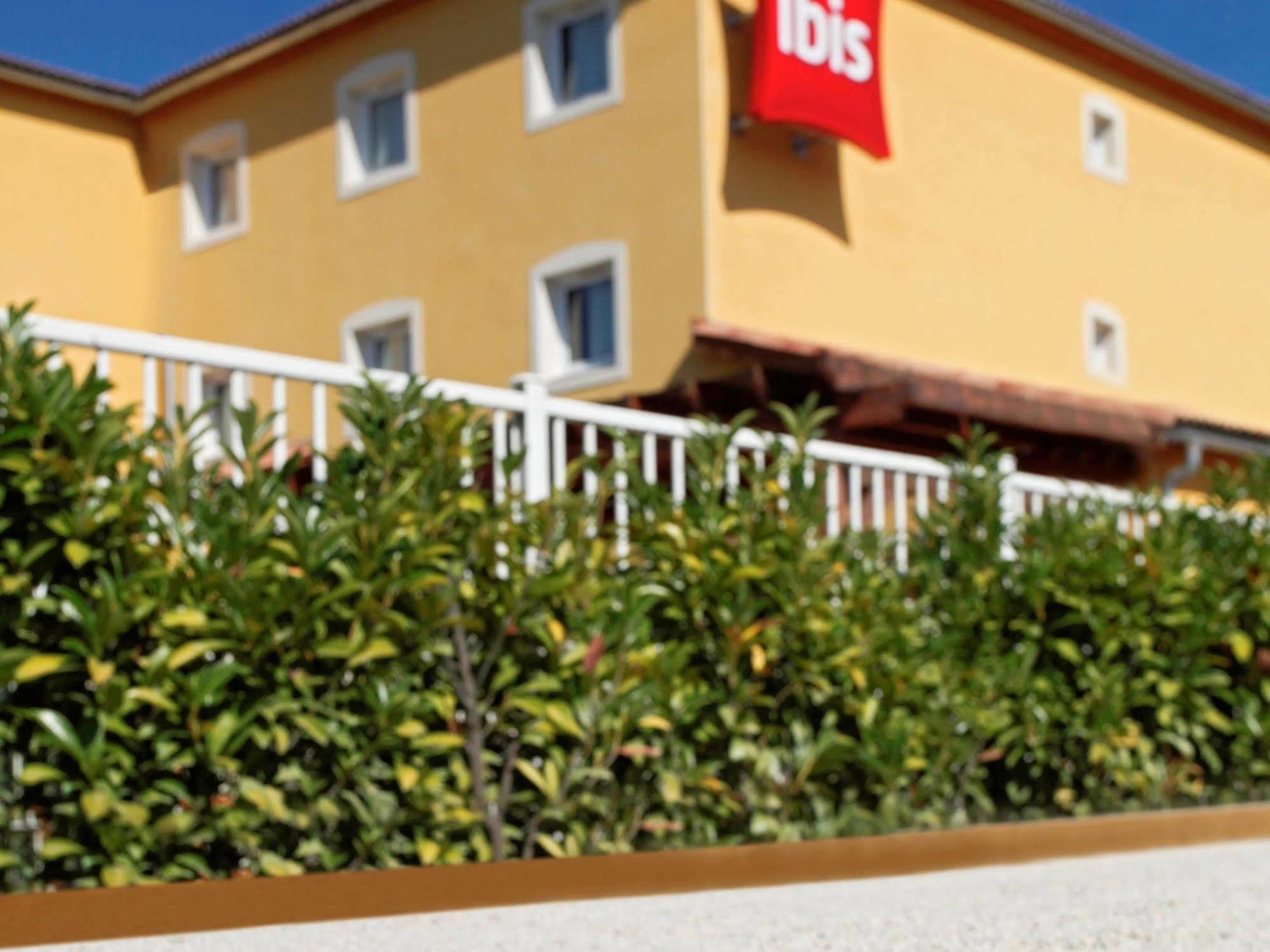 Отель Ibis Manosque Cadarache Экстерьер фото