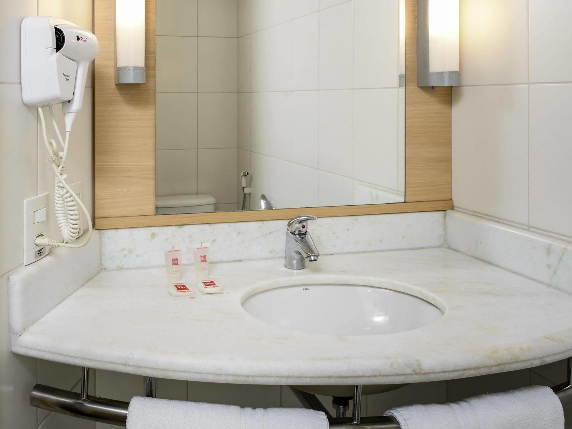 Отель Ibis Manosque Cadarache Экстерьер фото